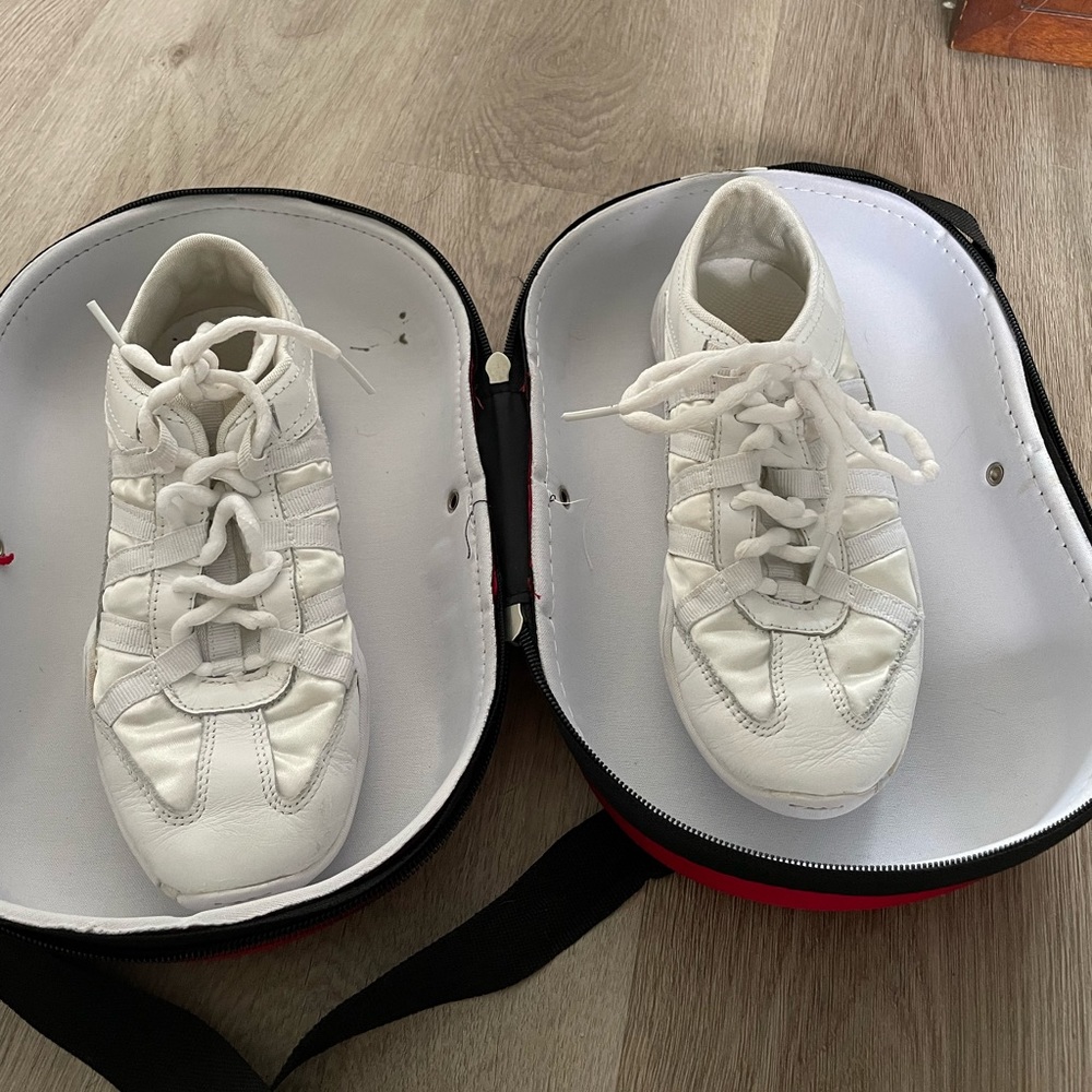 Nfinity Evolution Cheer Shoes Kids 5 with Red Case